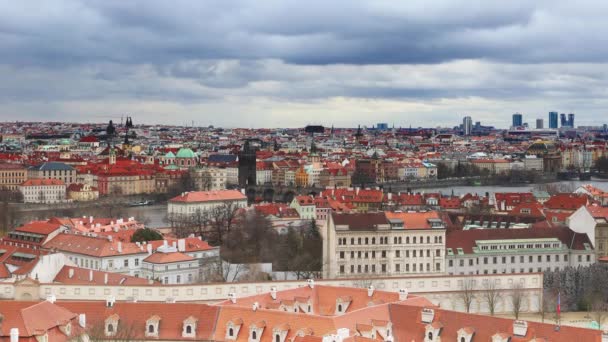 Stadsbilden i Prag med Karlsbron — Stockvideo