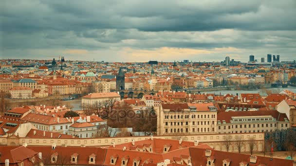 Stadsbilden i Prag med Karlsbron — Stockvideo