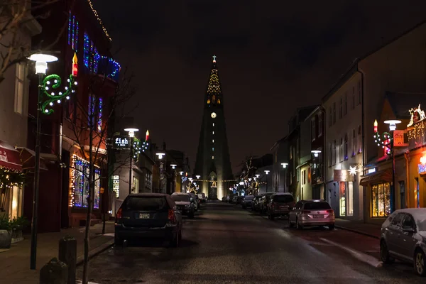 Skolavordustigur rua que leva à Igreja Hallgrimskirkja — Fotografia de Stock