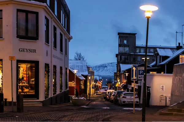 Skolavordustigur street i centrala delen av Reykjavik — Stockfoto