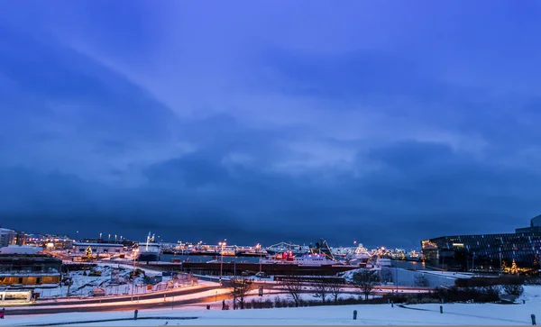 Hamnen i Reykjavik med julbelysning — Stockfoto