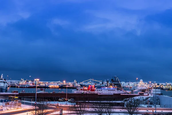 Porto em Reykjavik com luzes de Natal — Fotografia de Stock