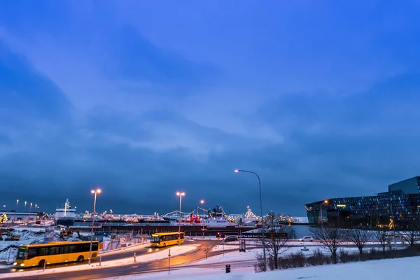 Porto em Reykjavik com luzes de Natal — Fotografia de Stock