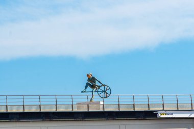 İskele mavi gökyüzü karşı Yaylası girişindeki nitelikli anıt