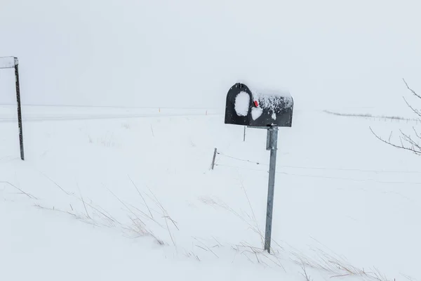 Caixa de correio de metal coberto com neve — Fotografia de Stock