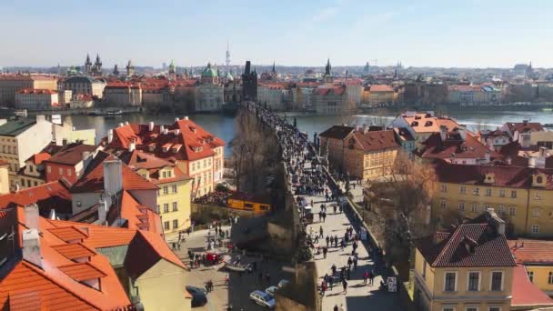 Charles brug over de vltava rivier — Stockvideo