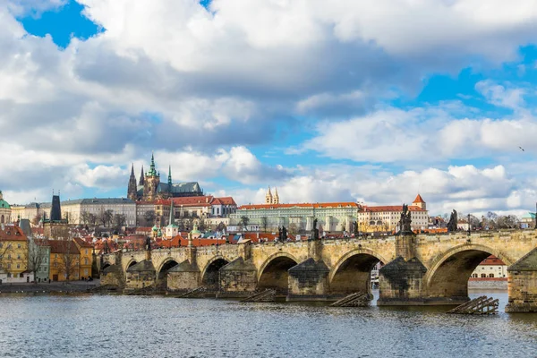 Flygfoto över Karlsbron i Prag — Stockfoto