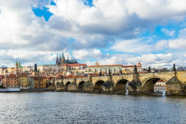 Flygfoto över Karlsbron i Prag — Stockfoto