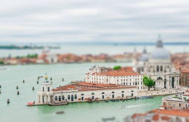 Santa Maria della Salute kilise ile Venedik Cityscape