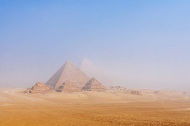 piramitlerin sis ve duman