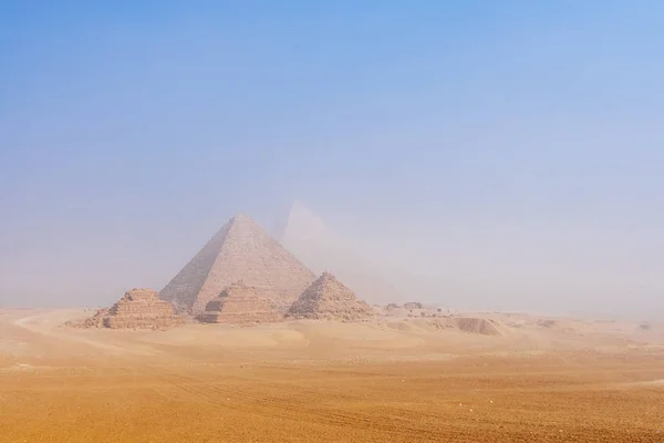 Wielkie Piramidy w mgłę i smog — Zdjęcie stockowe