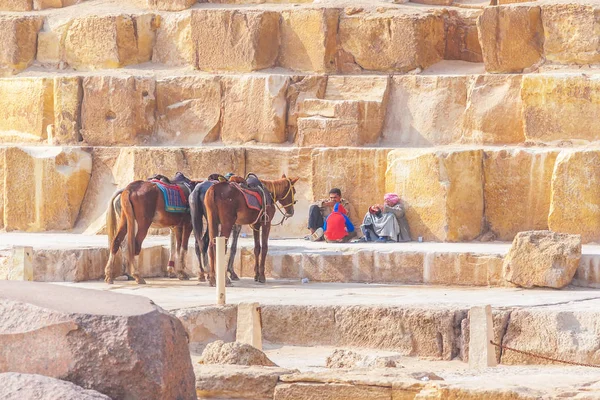 Араби в великі піраміди — стокове фото