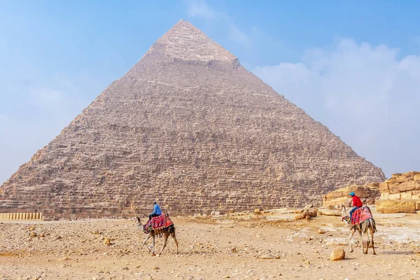 Знаменитий Сфінкс та піраміди — стокове фото