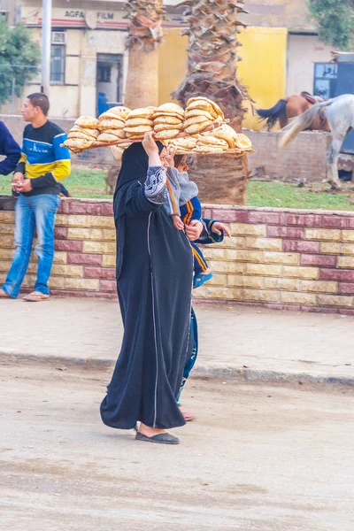 Las mujeres llevan una bandeja en la cabeza — Foto de Stock