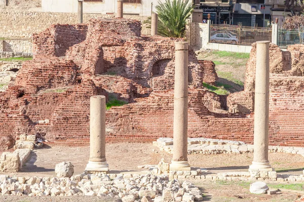 罗马圆形剧场和废墟 — 图库照片