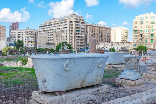 Marble bath in Roman ruins — Stock Photo, Image