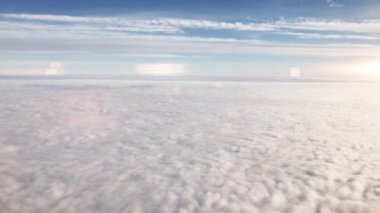 Cirrus ve kümülüs bulutlar üzerinde uçan, uçak pencereden görüntüleme 