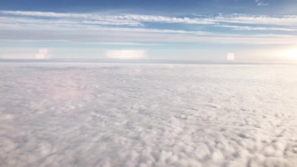 Sobrevolando Las Nubes Cirros Cúmulos Vista Través Ventana Del Avión — Vídeos de Stock