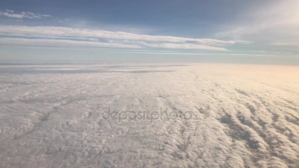 Cirrus Kümülüs Bulutlar Üzerinde Uçan Uçak Pencereden Görüntüleme — Stok video