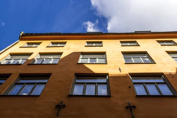 Uitzicht op oude stad straat in Stockholm — Stockfoto