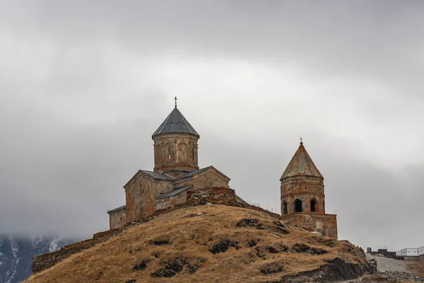 Церковь Святой Троицы возле села Гергети в Грузии — стоковое фото