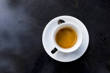 espresso kahve köpüklü beyaz fincan siyah masada