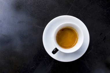 espresso kahve köpüklü beyaz fincan siyah masada