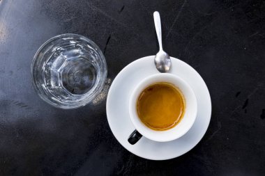 espresso kahve köpüklü beyaz fincan siyah masada