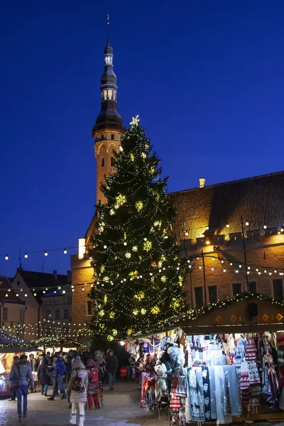 Praça da Câmara Municipal em Tallinn no tempo de Natal — Fotografia de Stock