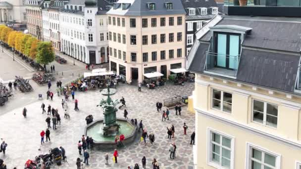 Copenhague à l'automne, les gens marchent autour de la place — Video