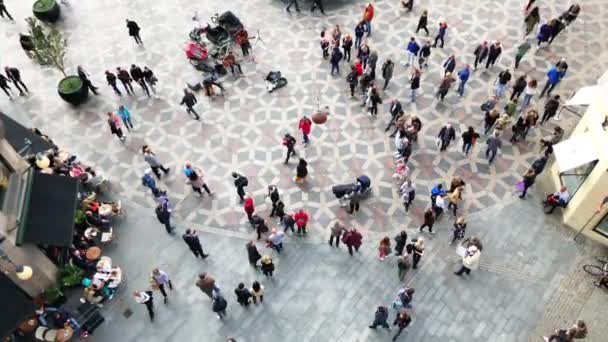 Kopenhagen in de herfst, mensen lopen rond het plein — Stockvideo