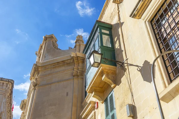 Malta sokakları ve Valletta, Malta'daki renkli ahşap balkonlar