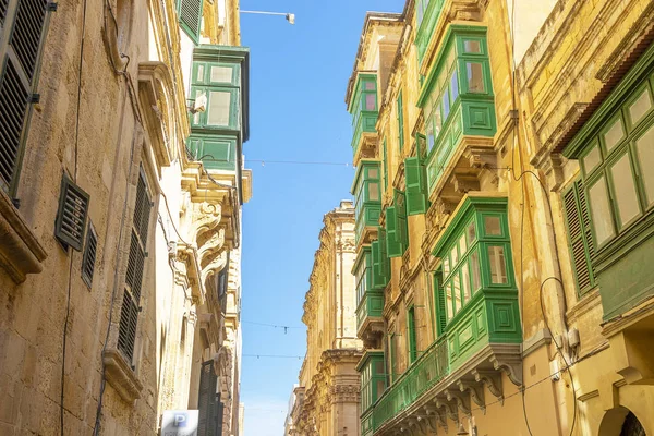 Calles maltesas y coloridos balcones de madera en La Valeta, Malta — Foto de Stock