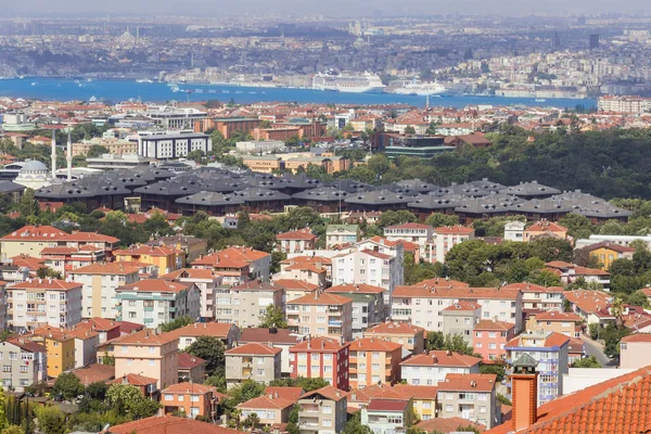 Attrazioni di Istanbul. Vista della città. Strade, monumenti, alberghi e stretto Bosforo . — Foto Stock