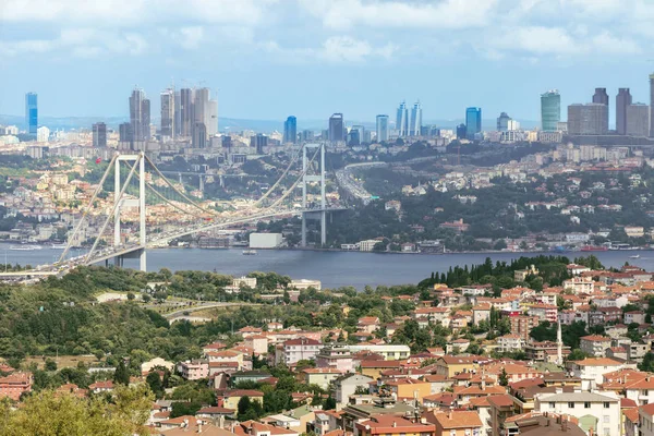 Attrazioni di Istanbul. Vista della città. Strade, monumenti, alberghi e stretto Bosforo . — Foto Stock