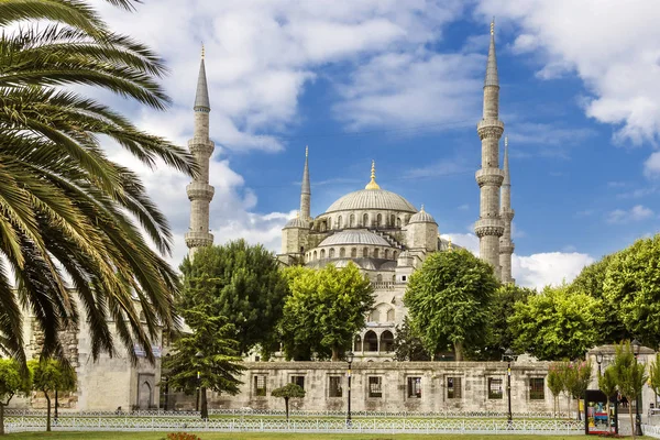 Památky v Turecku. Modrá mešita v Istanbulu. Slavný turecký monument. — Stock fotografie