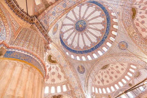 Visões da Turquia. Mesquita azul em Istambul. Interior do monumento turco . — Fotografia de Stock