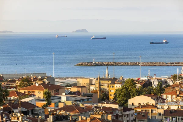 Attrazioni di Istanbul. Vista della città. Strade, monumenti, alberghi e mare di Marmara . — Foto Stock