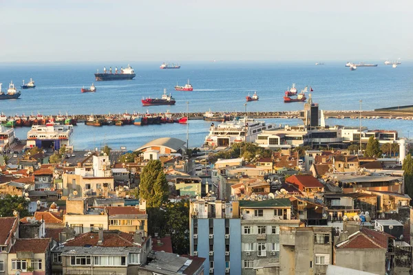 Attrazioni di Istanbul. Vista della città. Strade, monumenti, alberghi e mare di Marmara . — Foto Stock