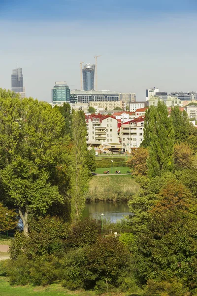 Vy över Warszawa - huvudstaden i Polen. City center och gröna områden. — Stockfoto