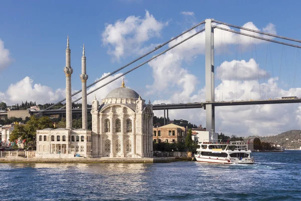 Attrazioni di Istanbul, una crociera sul Bosforo — Foto Stock