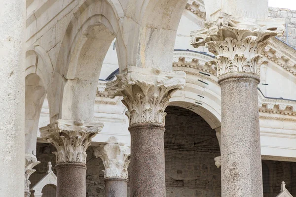 Sights of Croatia. Beautiful city Split. Croatian paradise. Catholic church. — Stock Photo, Image