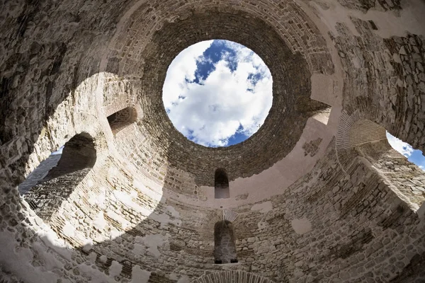 Sights of Croatia. Beautiful city Split. Croatian paradise. Diocletian palace. — Stock Photo, Image