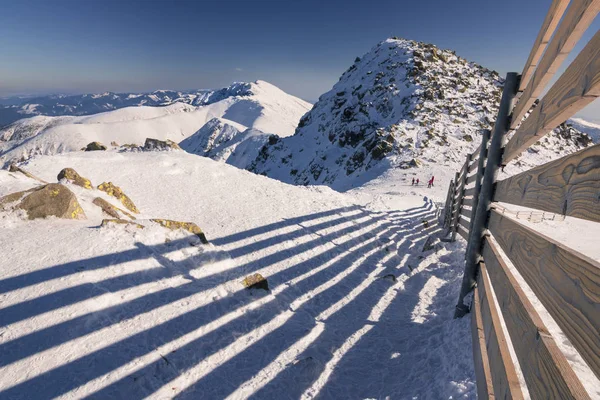 在斯洛伐克的滑雪胜地。高山 Tatras。Chopok 在晴朗的日子。美丽的风景. — 图库照片