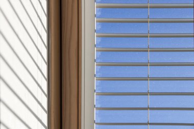 Çatı penceresi ile kapamak soyut manzarası. Güneşli gün.