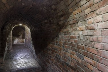 Polonya'da endüstriyel yeraltı. Eski mahzen. Şehir Sandomierz.