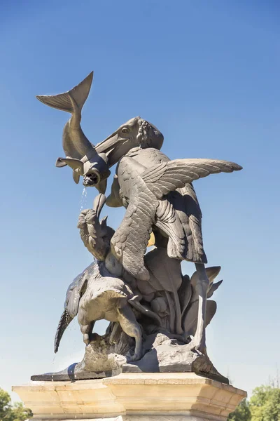 Sculpture of famous French nineteenth sculptor  Emmanuel Fremiet. Pelican and fish in Polish park Swierklaniec. — Stock Photo, Image