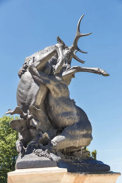 Socha slavného francouzského devatenáctého sochaře Emmanuela Fremieta. Medvěd útočí na jelena v polském parku Swierklaniec. — Stock fotografie
