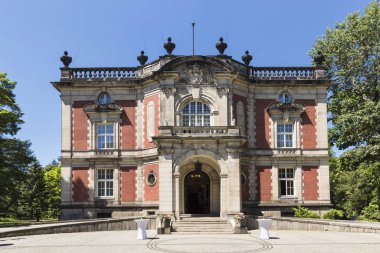 Polonya manzarası. Swierklaniec Silezya 'da eski saraylı.