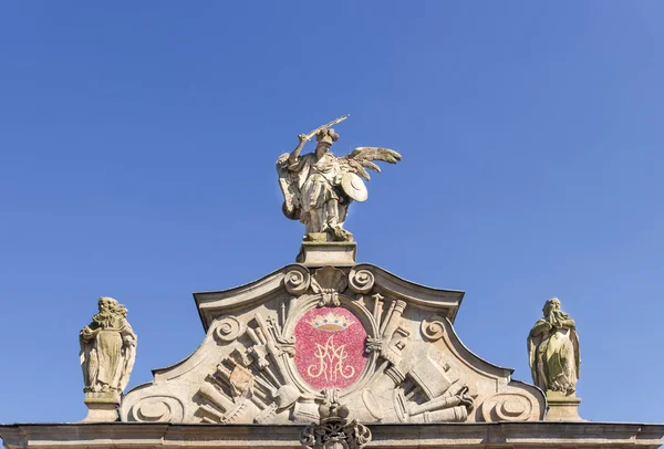 Mosteiro Paulino na Polônia. Santuário de Santa Maria em Czestochowa. Local importante de peregrinação na Polônia. Jasna Gora. Escultura de São Miguel . — Fotografia de Stock